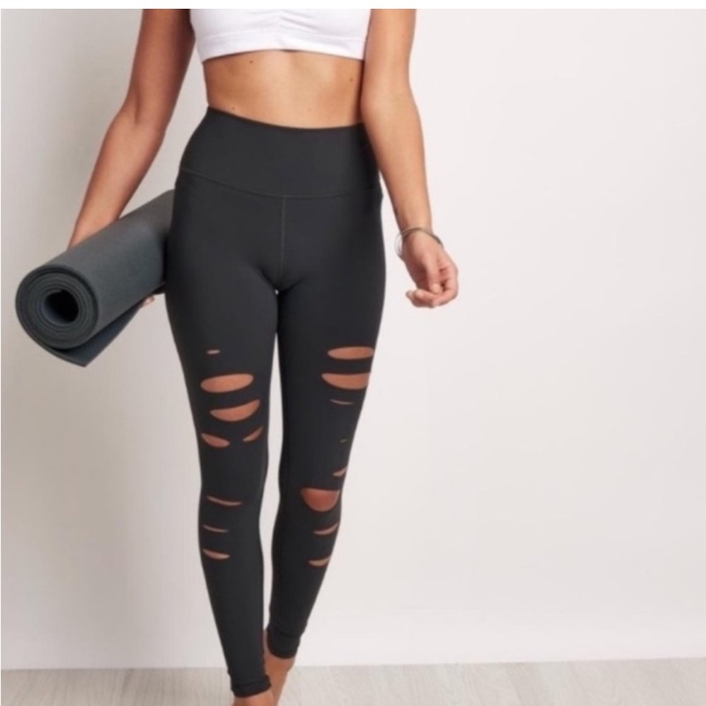 ALO Yoga High Waist Ripped Warrior Leggings
Anthracite Size Medium Black